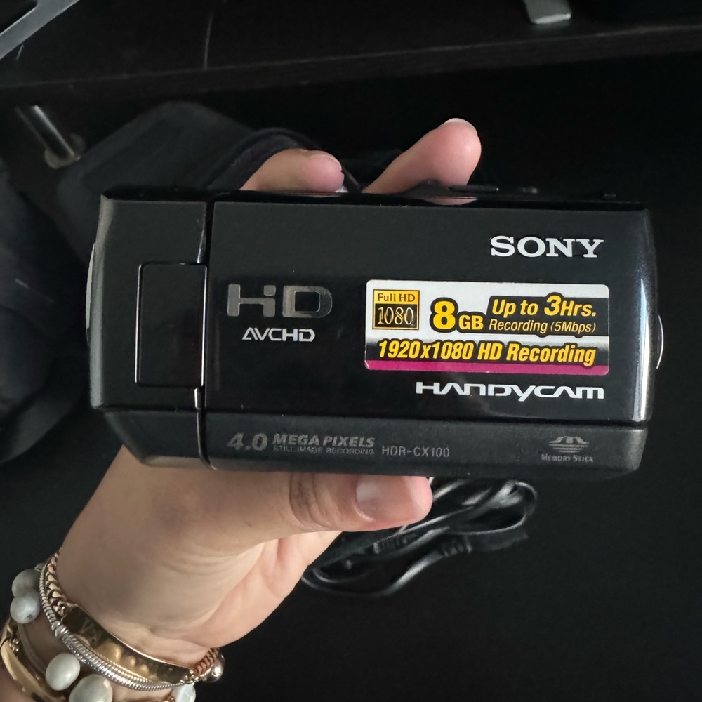 Sony Full HD 1080 HandyCam 4.0 MegaPixels 8gb